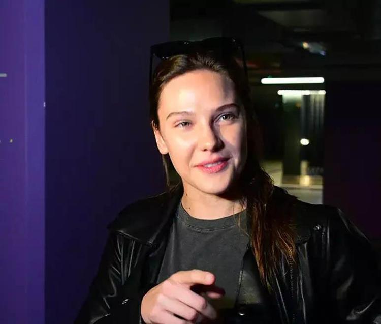 Alina Bozdan Serenay Sarıkaya yorumu Sevgilisi Umut Evirgen yırtmaçlı pozu beğenmişti