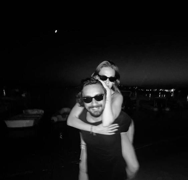 Alina Bozdan Serenay Sarıkaya yorumu Sevgilisi Umut Evirgen yırtmaçlı pozu beğenmişti