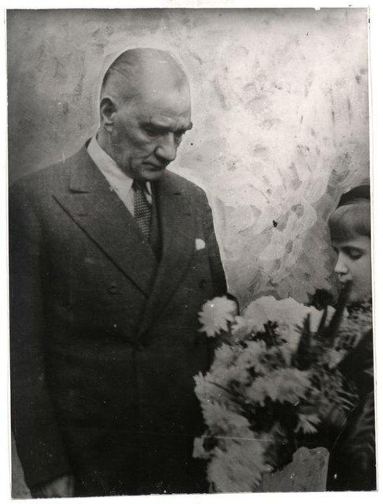 10 Kasım: En özel Atatürkün çocuklarla fotoğrafları Atatürkün gelecekle ilgili sözleri