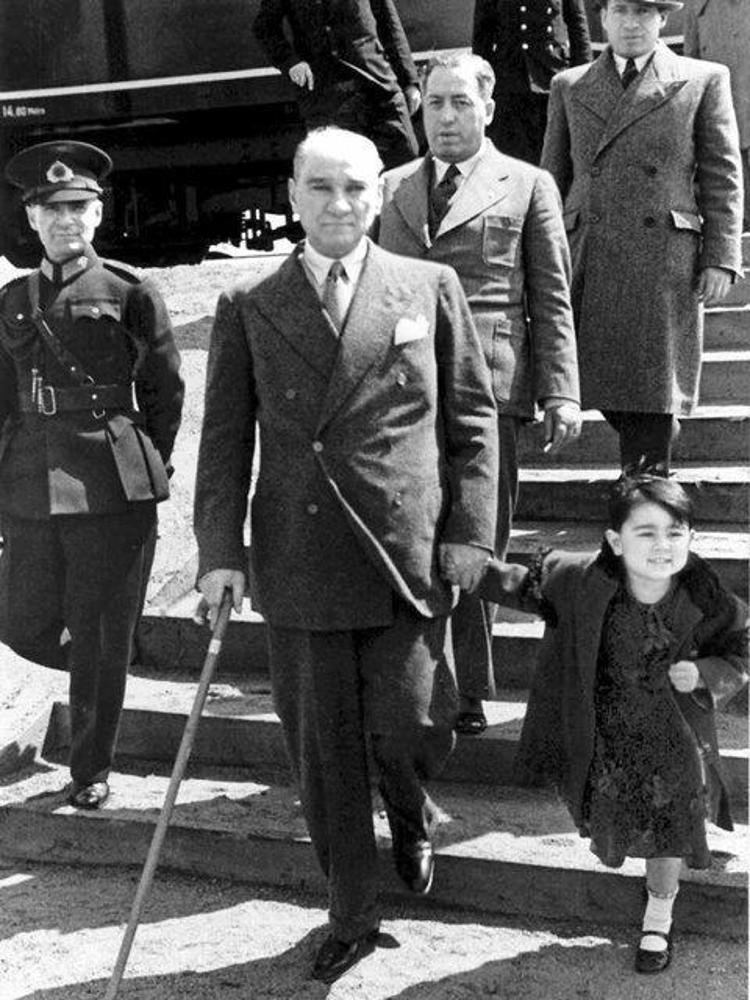 10 Kasım: En özel Atatürkün çocuklarla fotoğrafları Atatürkün gelecekle ilgili sözleri
