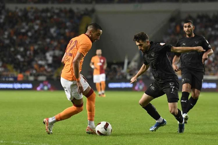 Hatayspor - Galatasaray maçındaki penaltı kararı sonrası eski hakem sert çıktı VAR neden müdahale etmiyor