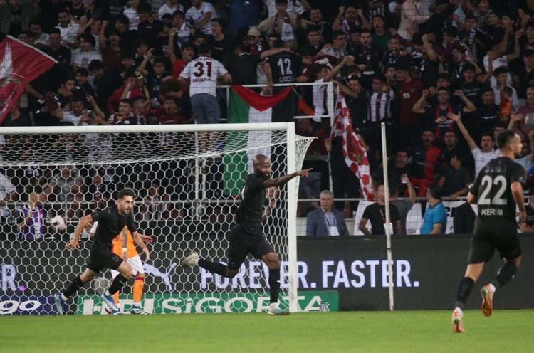 Hatayspor - Galatasaray maçındaki penaltı kararı sonrası eski hakem sert çıktı VAR neden müdahale etmiyor