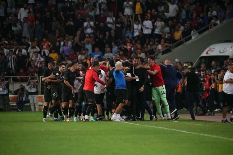 Hatayspor - Galatasaray maçındaki penaltı kararı sonrası eski hakem sert çıktı VAR neden müdahale etmiyor