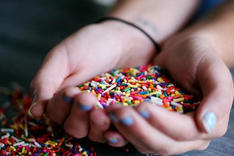 Beynin kimyasını altüst ediyor, depresyon ve anksiyete geliyor: Bu besinleri sokakta bile görseniz kaçın