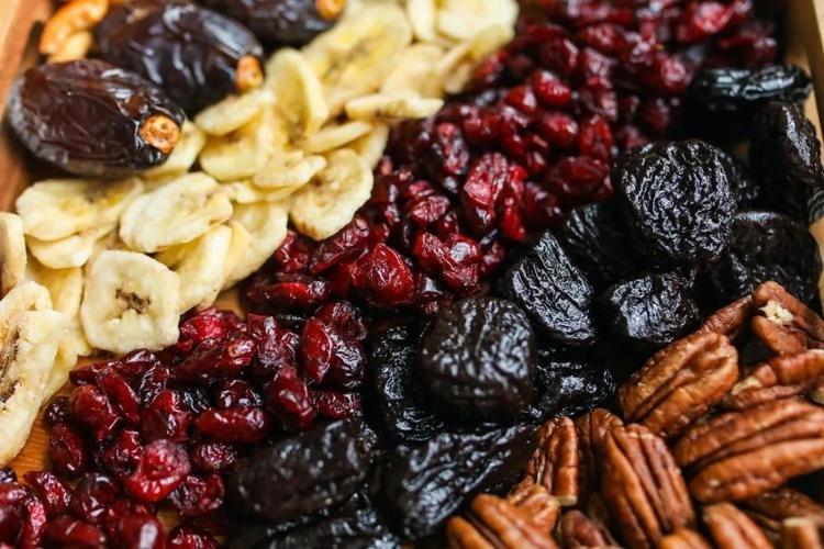 Beynin kimyasını altüst ediyor, depresyon ve anksiyete geliyor: Bu besinleri sokakta bile görseniz kaçın