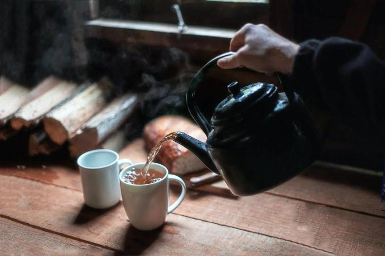 Beynin kimyasını altüst ediyor, depresyon ve anksiyete geliyor: Bu besinleri sokakta bile görseniz kaçın