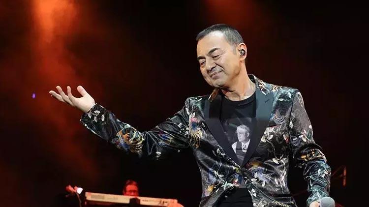 Serdar Ortaç bonkörlüğüyle gündemde Tiktok’tan gelen paraları dağıtıyor