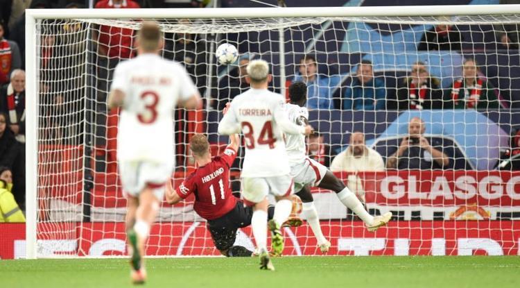 Manchester United kadro dışı bıraktı Galatasaray yıldız orta sahayı Torreiranın yanına getiriyor