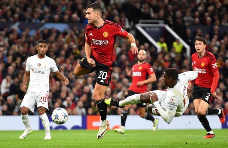 Manchester United kadro dışı bıraktı Galatasaray yıldız orta sahayı Torreiranın yanına getiriyor
