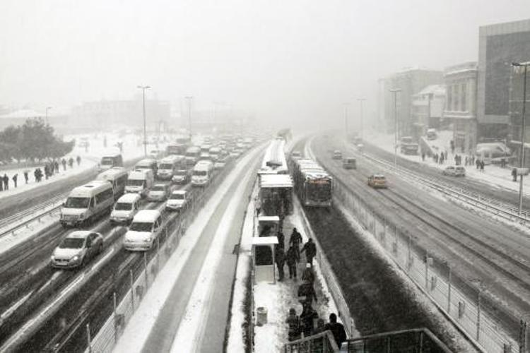 Lapa lapa kar yağışının ardından kar fırtınası vuracak İstanbul dahil 72 il için alarm verildi, sıcaklık eksi 14ü gördü, günlerce sürecek