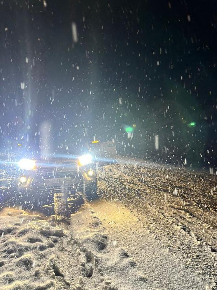 HAKKARİDE ARAÇLAR YOLDA KALDI, BİTLİSTE LAPA YAPA KAR YAĞDI