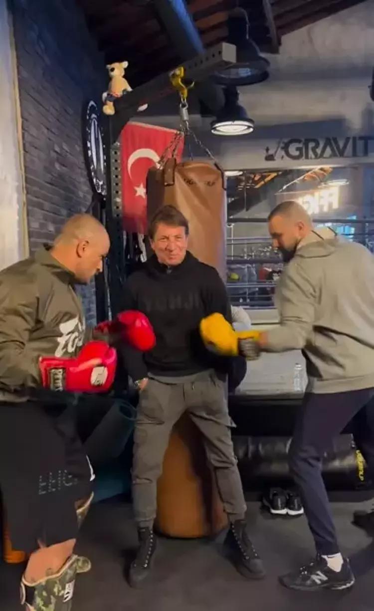 KENDİNİ YUMRUKLATTI