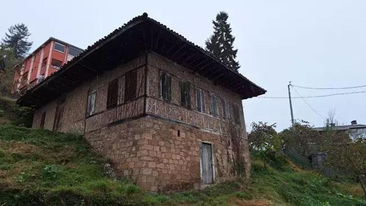 Meyveş Ninenin gizemi çözülemiyor 130 yıl yaşadığı ve uzaylı olduğu iddia edildi, Trabzonda mezarı taşla kapatıldı...