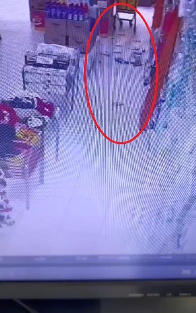 DEPREM PANİĞİ KAMERADA; 2 KİŞİ KAÇARKEN DÜŞÜP YARALANDI