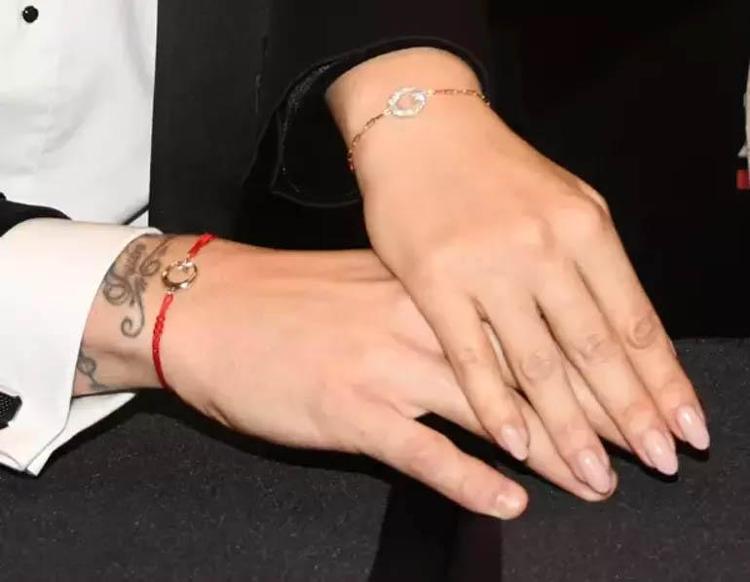 Mauro Icardi ile Wanda Nara ay yıldızlı bileklik taktı! Gazetevatan En Son Magazin Haberleri