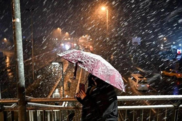 Kar yağışı Trakyaya kadar geldi İstanbula hafta sonu 48 saat şakır şakır yağmur geliyor: Meteoroloji saatleri verdi