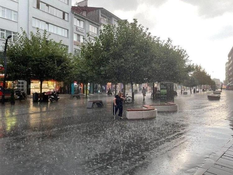 Kar yağışı Trakyaya kadar geldi İstanbula hafta sonu 48 saat şakır şakır yağmur geliyor: Meteoroloji saatleri verdi