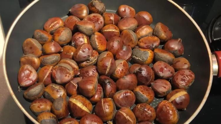 Kestane nasıl pişirilir Bu yöntem kestane kabuğunu şak diye açıyor İşte seyyar kestanecilerin sırrı...