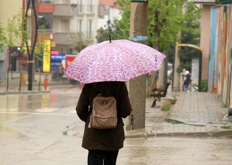 Kar yağışı Trakyaya kadar geldi İstanbula hafta sonu 48 saat şakır şakır yağmur geliyor: Meteoroloji saatleri verdi