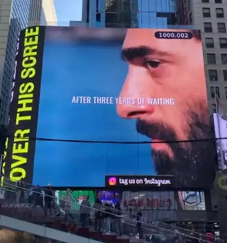 İlker Kaleliye hayranlarından Times Square jesti