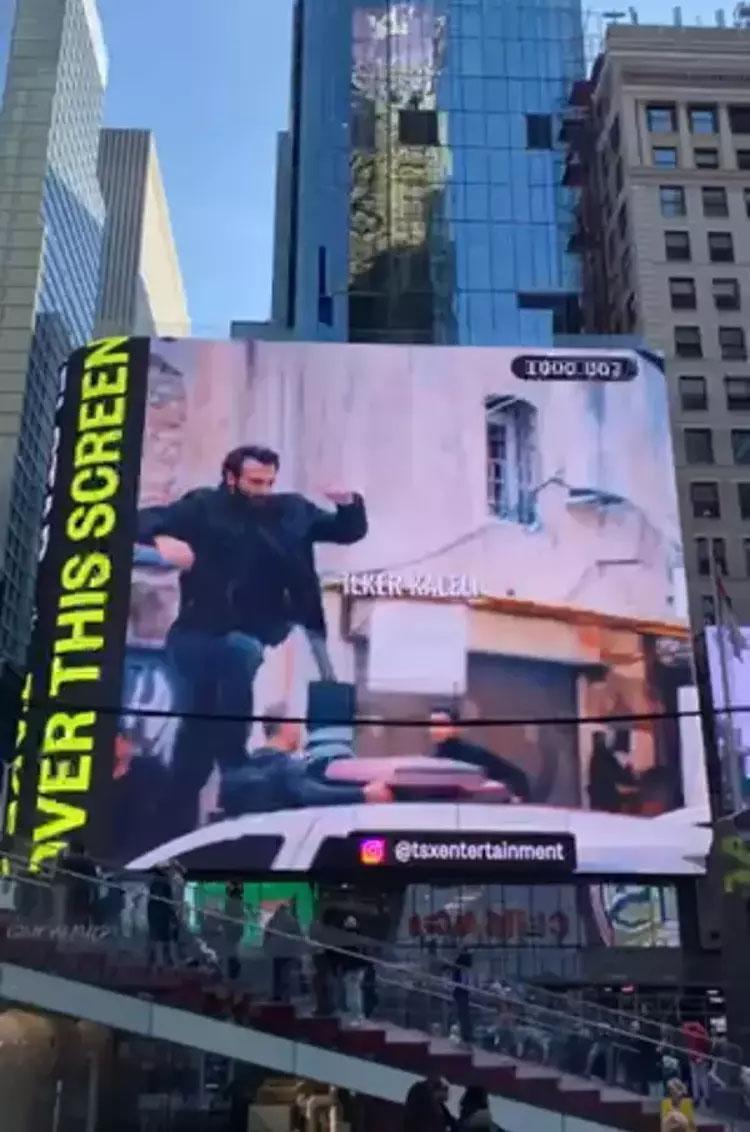 İlker Kaleliye hayranlarından Times Square jesti