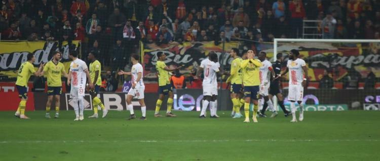 Mert Hakanı yerin dibine gömdü: Oynadığı yok, komutan edasıyla geziyor