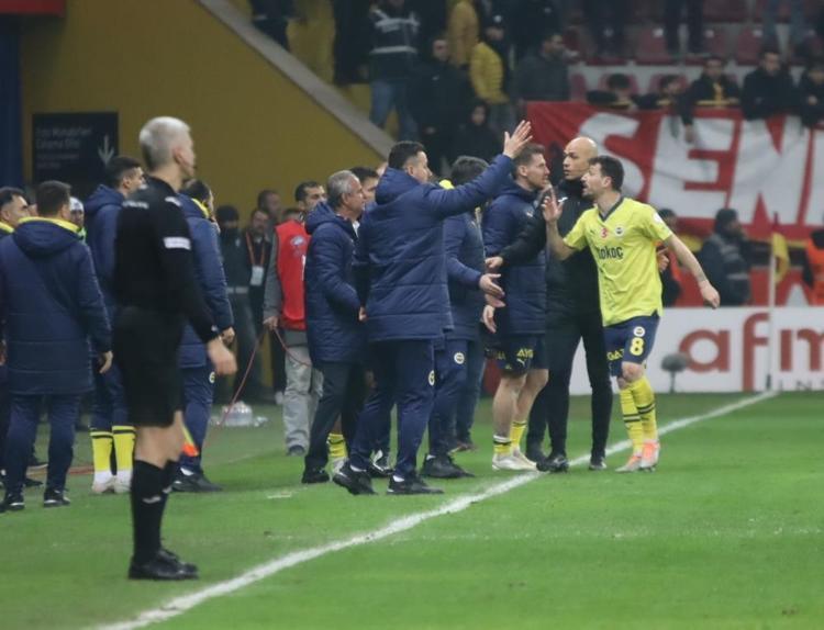 Mert Hakanı yerin dibine gömdü: Oynadığı yok, komutan edasıyla geziyor