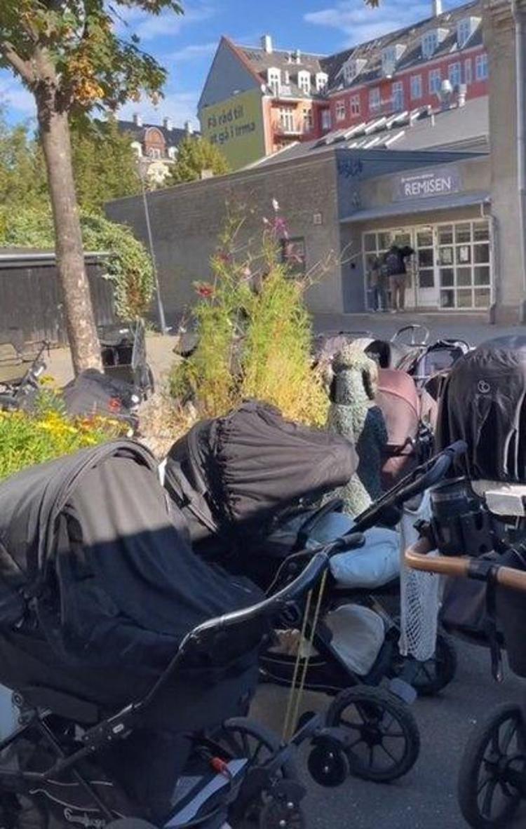İzlandada ilginç gelenek: -15 derecede bebeklerini sokakta uyutuyorlar