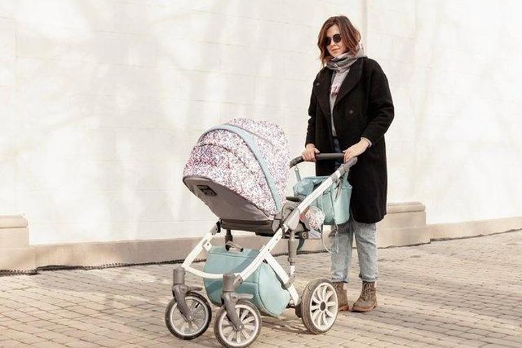 İzlandada ilginç gelenek: -15 derecede bebeklerini sokakta uyutuyorlar