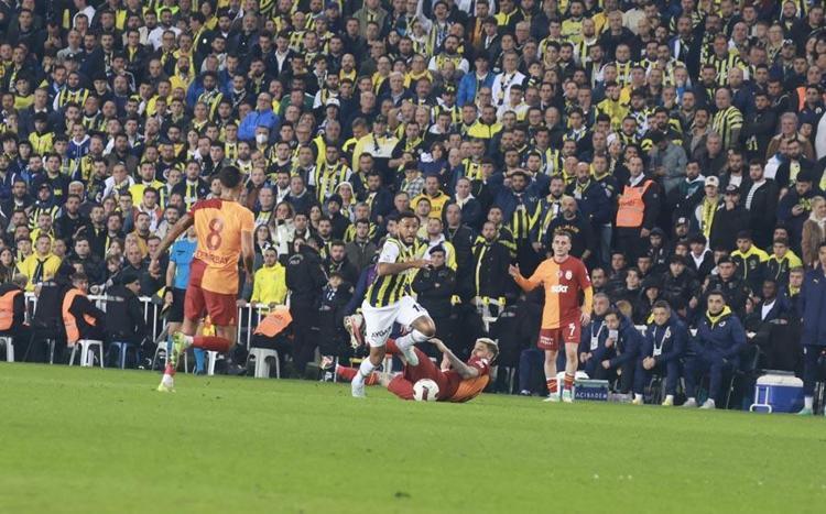 Penaltı ve kırmızı kart tartışmaları Fenerbahçe-Galatasaray derbisine damga vurdu İşte derbideki tartışmalı pozisyonlar...