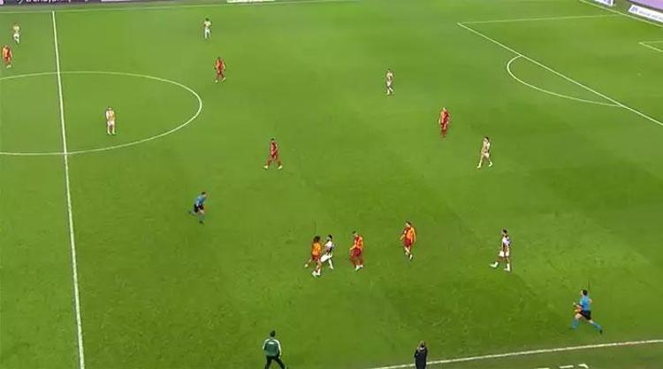 Penaltı ve kırmızı kart tartışmaları Fenerbahçe-Galatasaray derbisine damga vurdu İşte derbideki tartışmalı pozisyonlar...