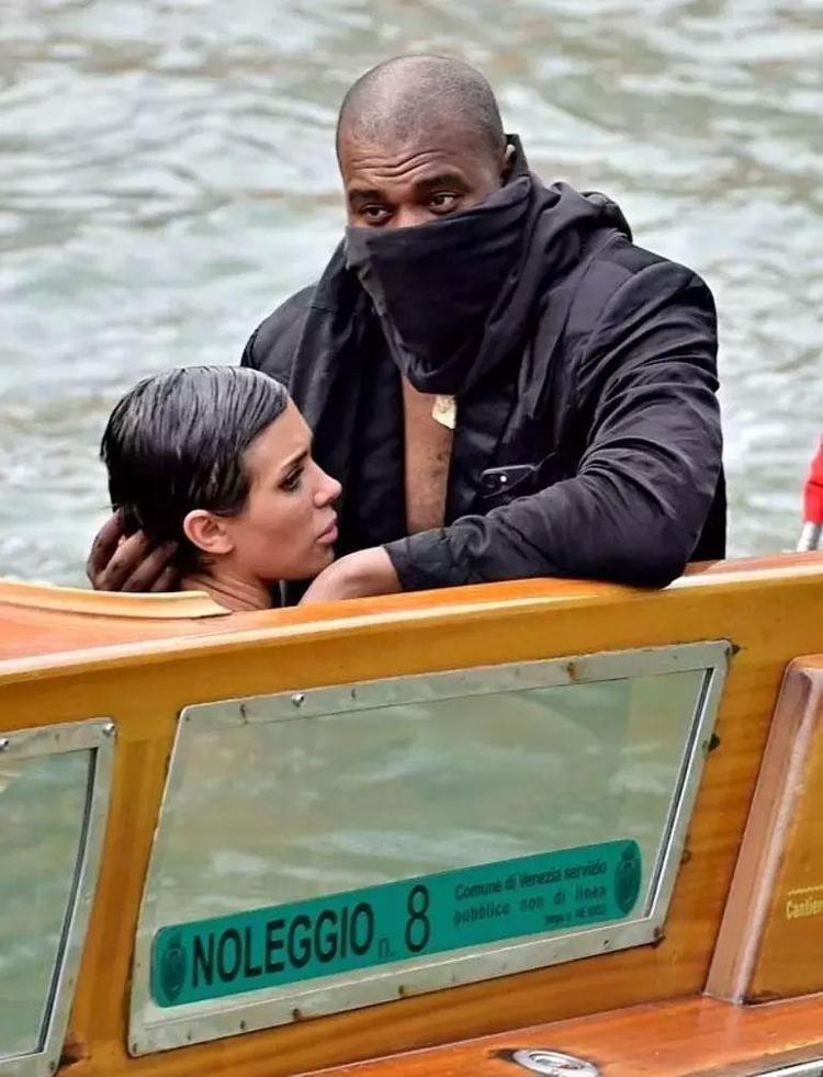 Kanye West sosyal medyadan karısının müstehcen fotoğraflarını paylaştı Bianca bu sene pantolon giymeyecek