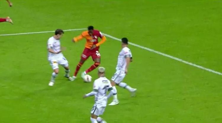 Galatasaray-Konyaspor maçına damga vuran pozisyon Goller öncesi faul: Bu çok net penaltı