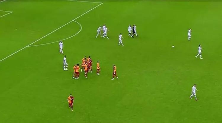 Galatasaray-Konyaspor maçına damga vuran pozisyon Goller öncesi faul: Bu çok net penaltı