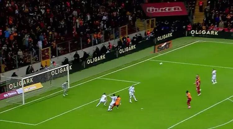 Galatasaray-Konyaspor maçına damga vuran pozisyon Goller öncesi faul: Bu çok net penaltı