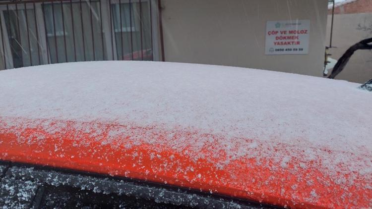Kar yağışı İstanbulda başladı Valilik, AKOM ve MGMden son dakika uyarısı geldi, 39 ilçede lapa lapa kar yağacak