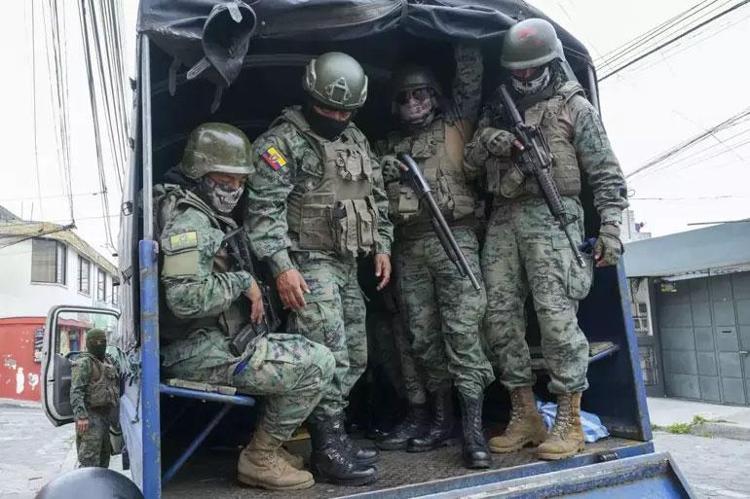 ONLARCA POLİS KAÇIRILDI, 40 MAHKUM KAÇTI