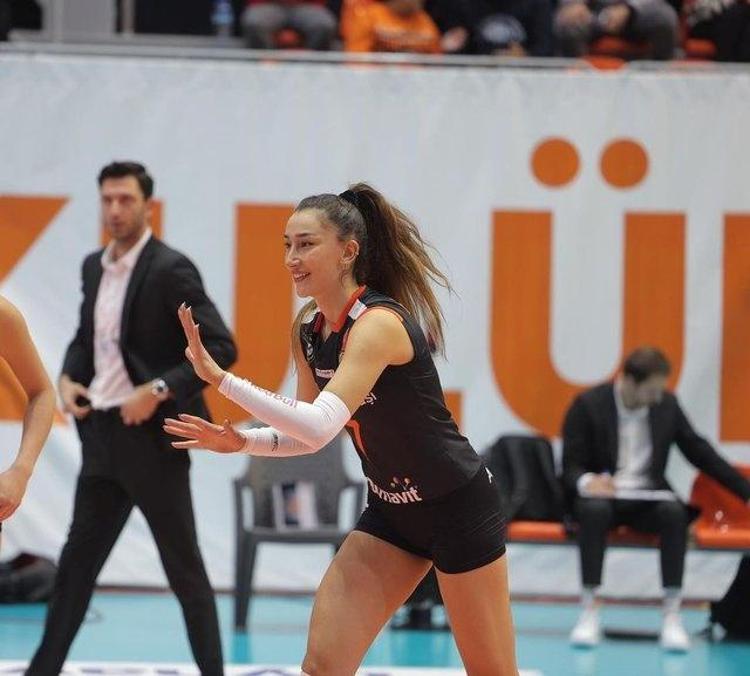 Hande Baladın, mini elbisesiyle sahneye çıktı Ünlü voleybolcu tüm gözleri üzerinde topladı