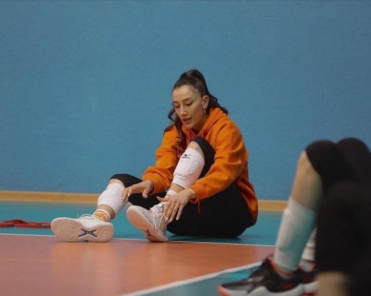 Hande Baladın, mini elbisesiyle sahneye çıktı Ünlü voleybolcu tüm gözleri üzerinde topladı