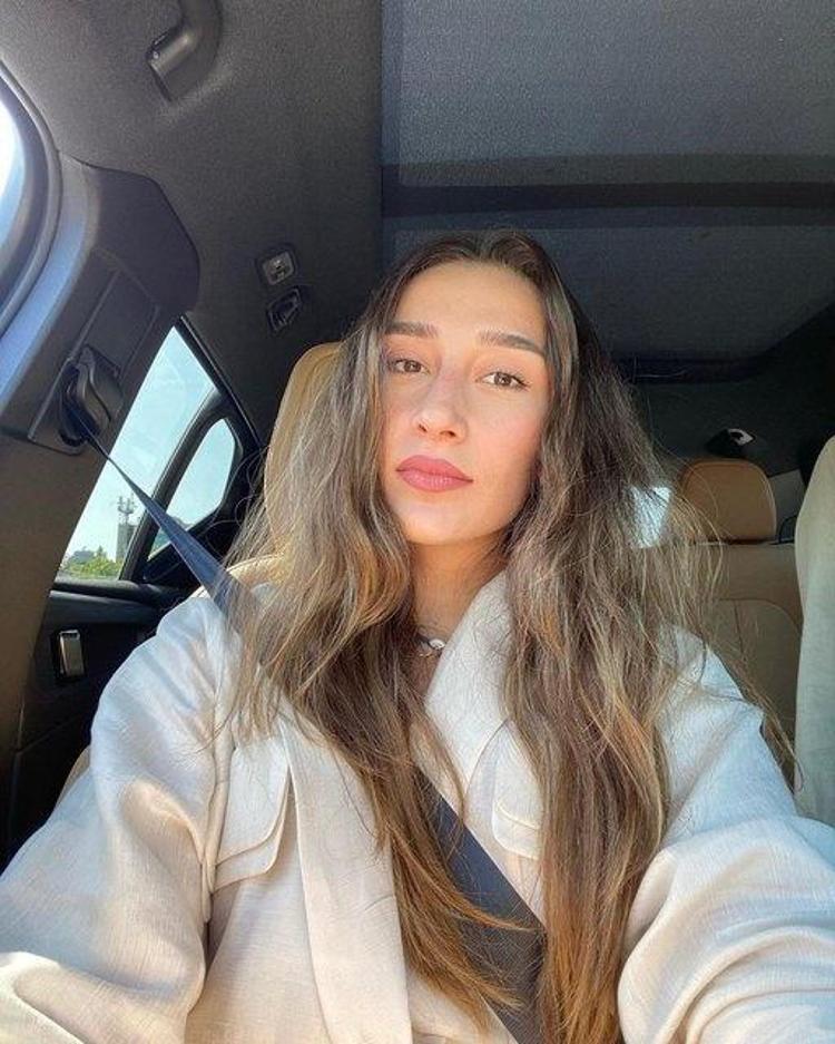 Hande Baladın, mini elbisesiyle sahneye çıktı Ünlü voleybolcu tüm gözleri üzerinde topladı