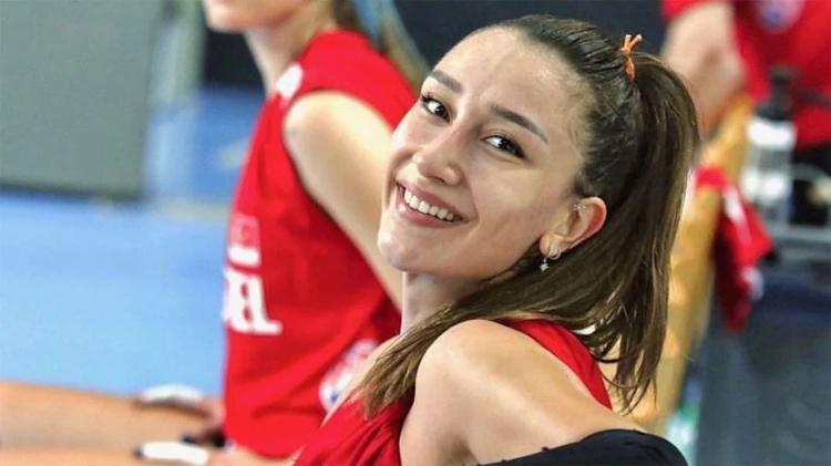Hande Baladın, mini elbisesiyle sahneye çıktı Ünlü voleybolcu tüm gözleri üzerinde topladı