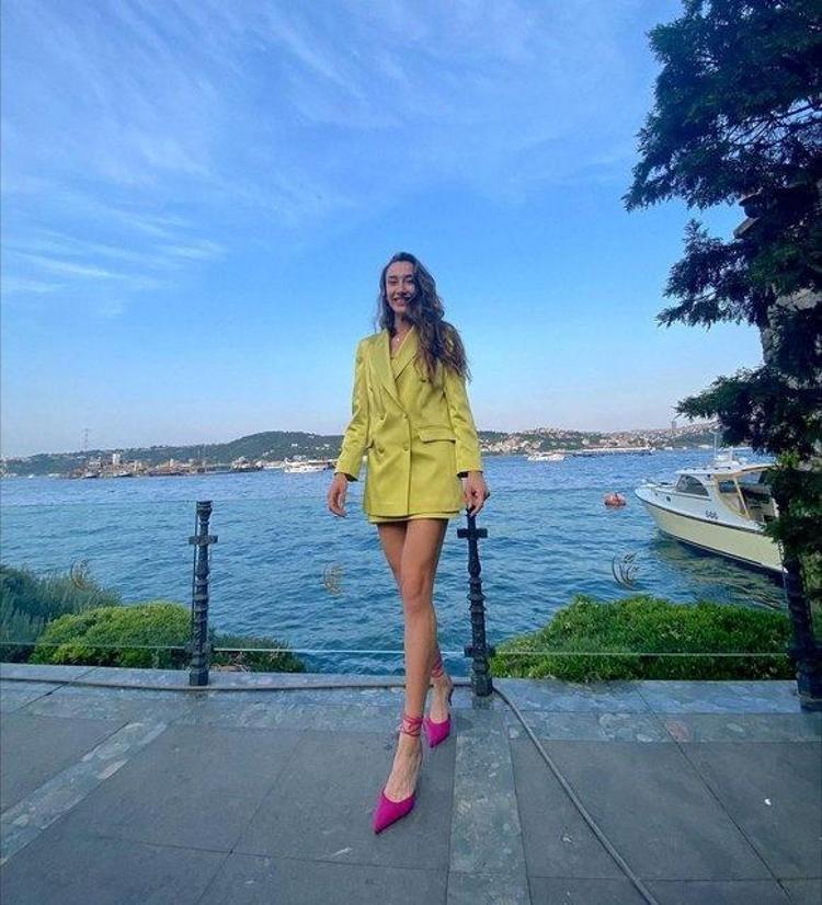Hande Baladın, mini elbisesiyle sahneye çıktı Ünlü voleybolcu tüm gözleri üzerinde topladı