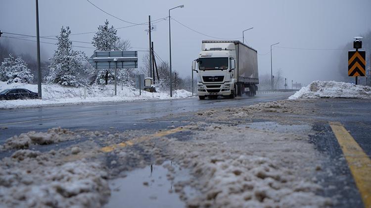 Kar ve fırtına fena vuracak İstanbul dahil onlarca kentte alarm verildi, lapa lapa kar yağışı erken başladı