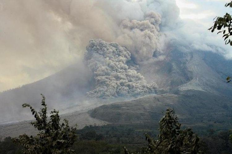 Endonezyada Sinabung Dağı Hala yanmakta olan Sinabunhg Dağı aktif bir stratovolkandır. Sumatra Adası sakinleri sık sık tahliye sıkıntısı çeker.