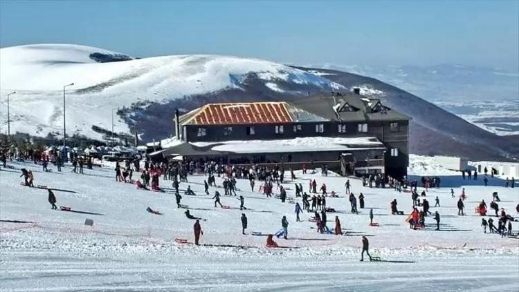 Kayak merkezleri dolup taşıyor Bir bardak çay 100 lira, çorba 500 lira.. Fiyatlara bakan yok