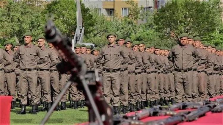 Askere gidene ne denir Bedelli askerlik yapanlara uğurlama sözleri: Hayırlı tezkereler dışında en güzel askere yolculuk mesajları...