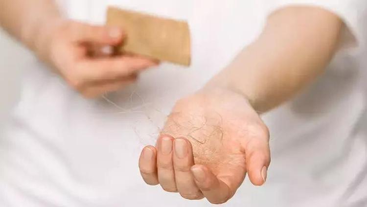 Saç dökülmesine 1 kaşığı yetiyor Çünkü saç derisini detoksifiye edip kaybolan saç pigmentini geri kazandırır.
