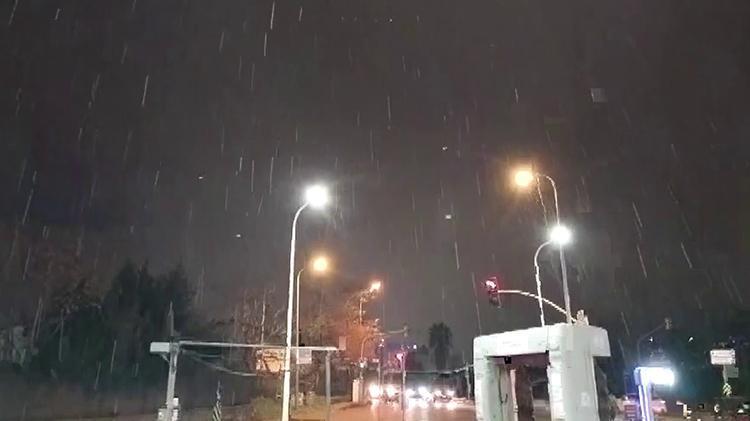 İstanbulda kar başladı Meteoroloji özellikle Marmarayı uyardı, onlarca kentte kar fırtınası alarmı verildi