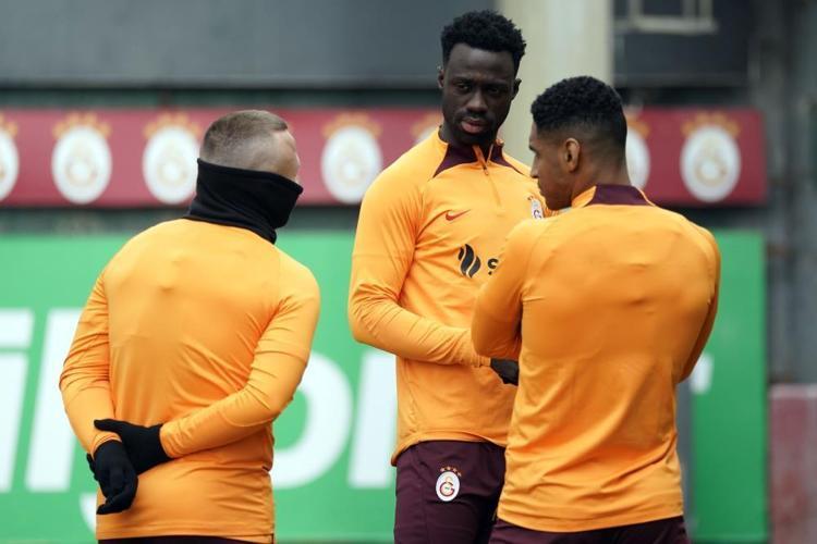 Galatasaray için Alman devine resti çekti Sacha Boey, Bakambudan gelen paralar boşa gitmedi