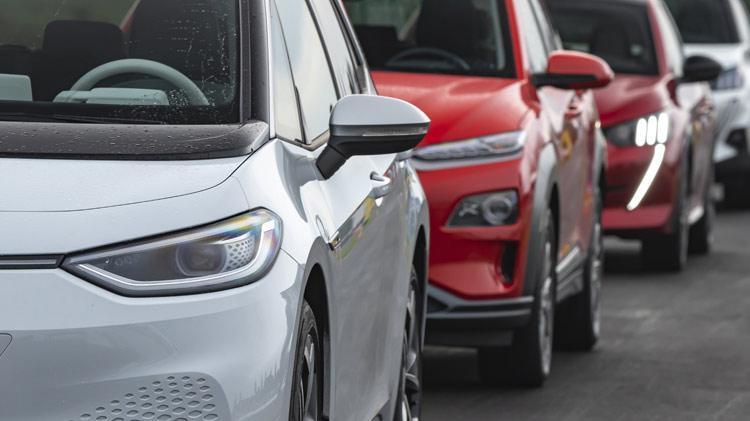 Sıfır ve ikinci el araba fiyatlarında görülmemiş düşüş Elektrikli araç alacaklara uyarı